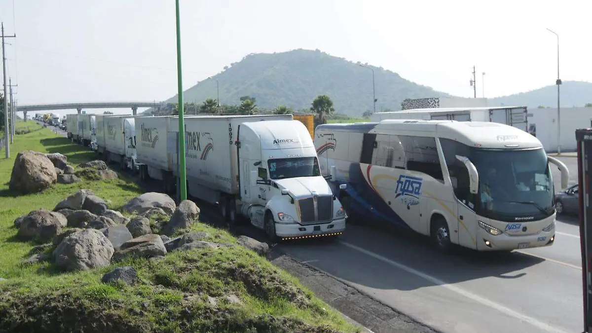 Bloqueo en autopista mexico puebla por ejidatarios 15